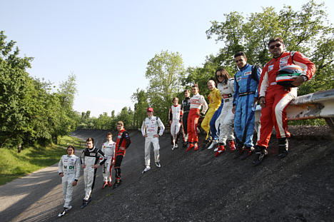 Formel 2 kørerne fik lejlighed til at bestige et af de legendariske 'bankede' sving på den gamle Monza bane.